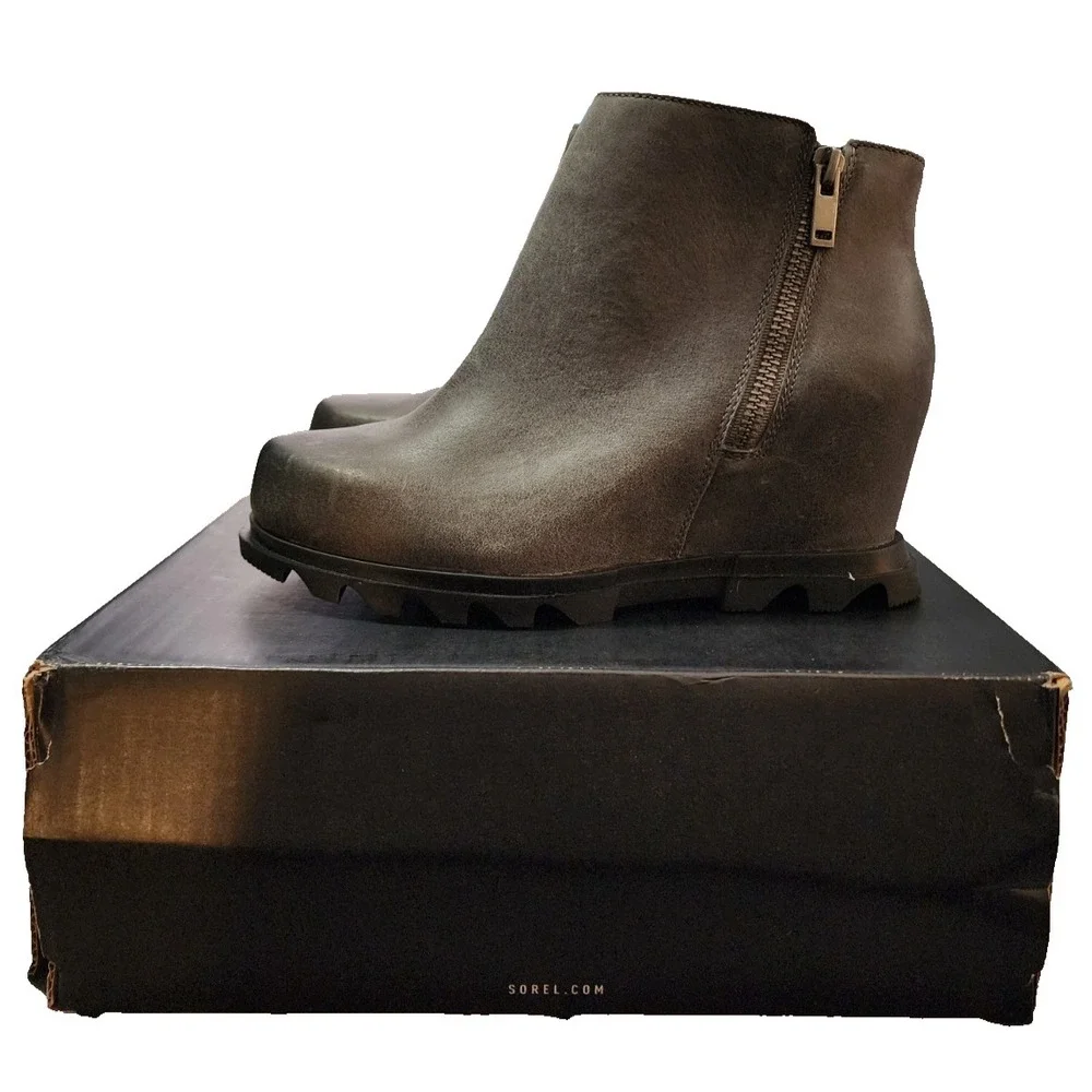 SOREL®‎ Women's 9.5 WIDE Joan Of Arctic™ Wedge III Zip Boot, Quarry/Black - $220